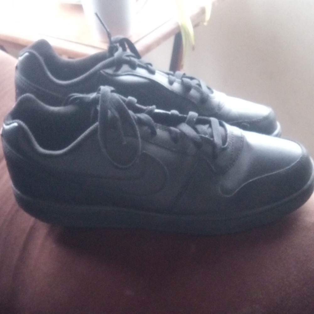 Nike Men's All-Black Sneakers Size 11 . Worn Once